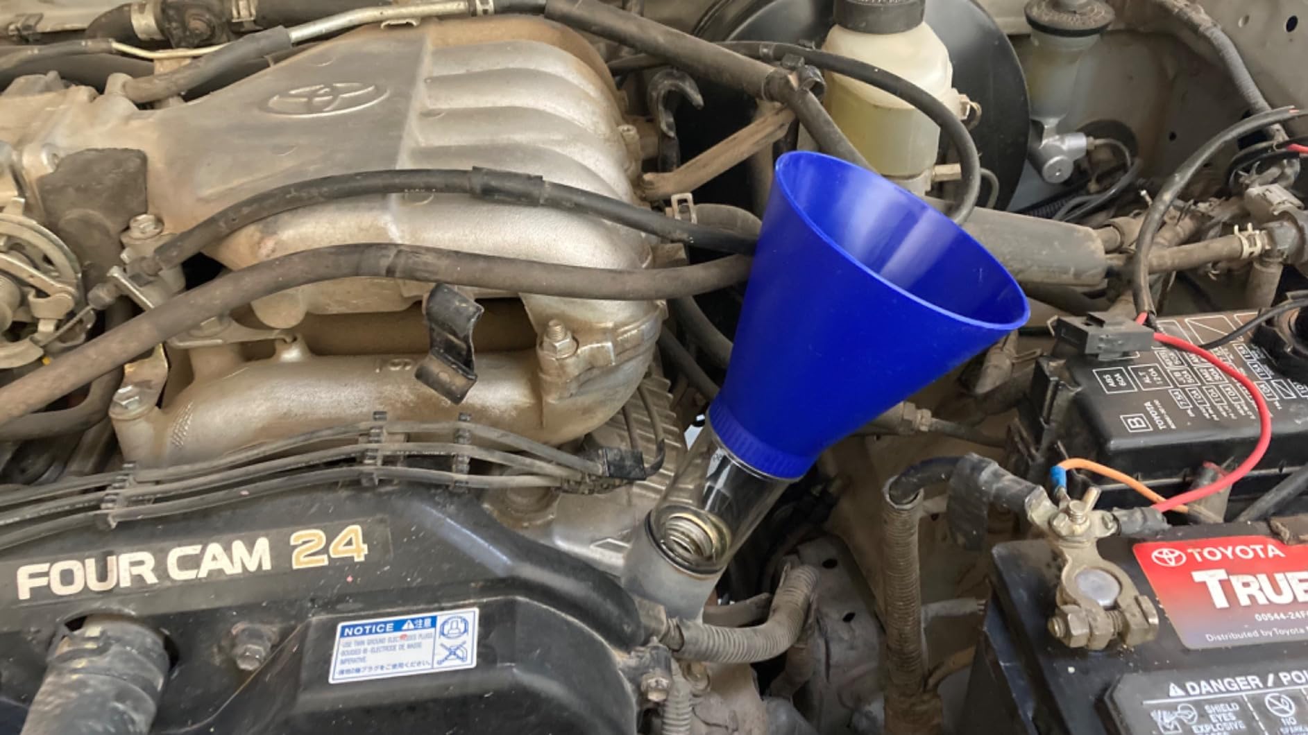 Locking Oil Funnel | Toyota Lexus Scion | No-Spill Tool Screws Directly INTO Filler | Fast & Easy Oil Change/Fill with No Mess!